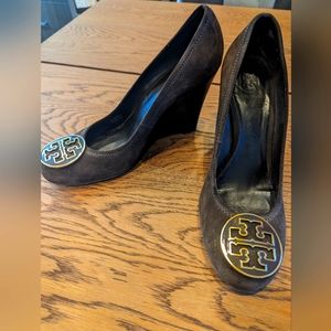 Tory Burch Sally Brown Suede Leather 4" Wedge Heels Gold Medallion 9.5 VGUC